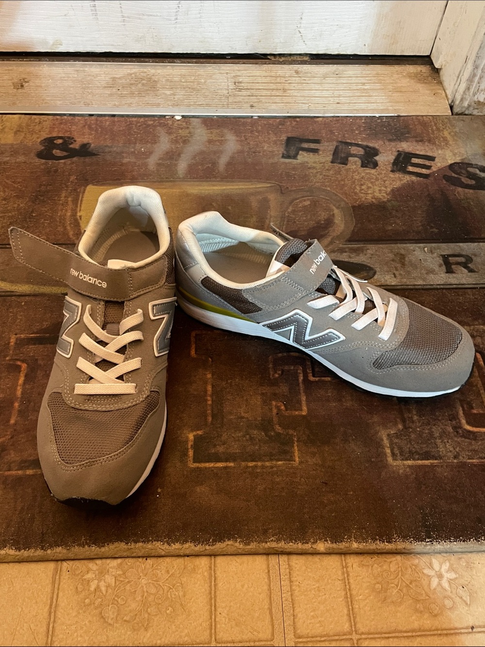 New Balance Men's Gray and White Casual Sneakers with Subtle Yellow Accent